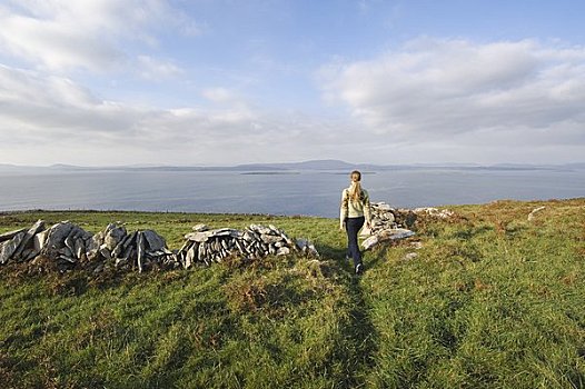 女人,走,小路,靠近,凯尔特,海洋,斗篷,清晰,岛屿,科克郡,爱尔兰