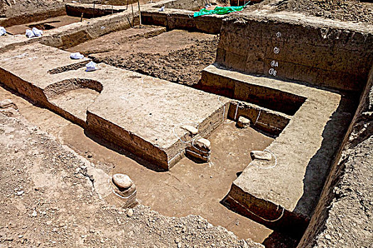 河南安阳,殷墟大遗址保护区发现18座匈奴墓距今1800年