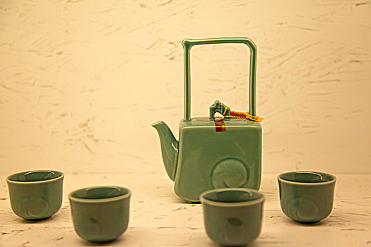 一套青釉茶壶