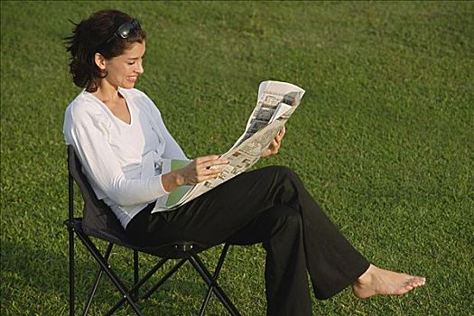 女人,读报,公园