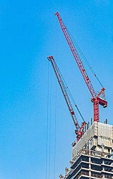 一个新的建筑正在建设中利用塔吊