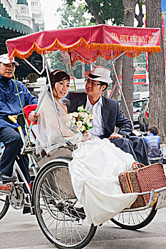新婚夫妇,坐,人力车,河内,越南