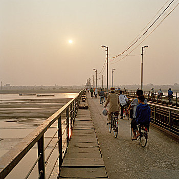 自行车,通勤,乘,家,长,桥,上方,红色,河,黃昏,河内,越南