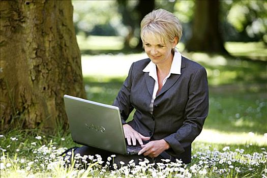 女人,穿,套装,女衫裤套装,职业女性,40多岁,工作,笔记本电脑,公园