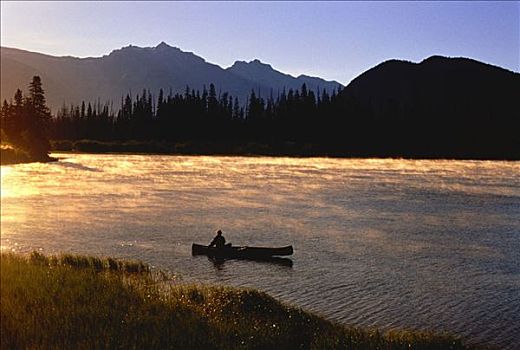 独木舟,维米里翁湖,班芙国家公园,艾伯塔省,加拿大