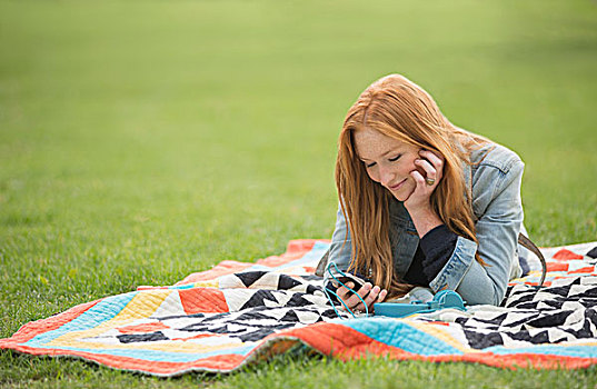 女人,手机,毯子,公园