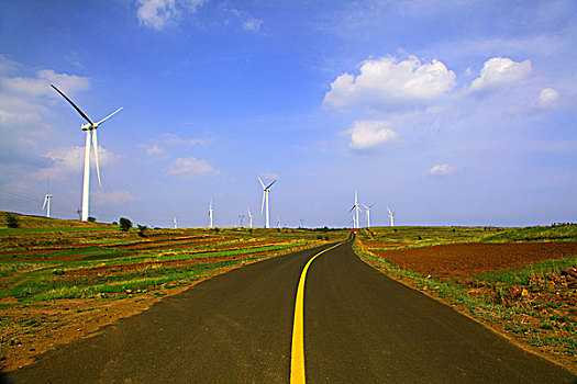 草原柏油路风车