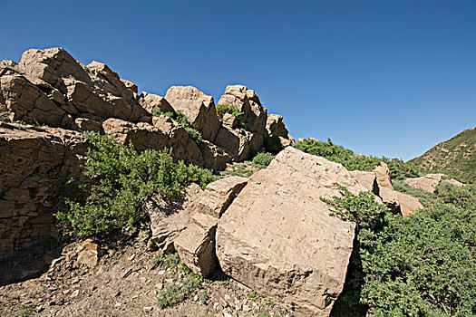 乌鲁木齐郊区东天山古城墙残垣断壁