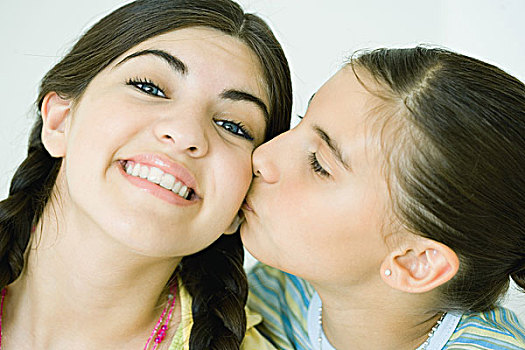 两个女人接吻图片