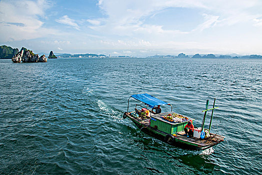 越南广宁鸿基市下龙湾海上石林间穿梭的小商船