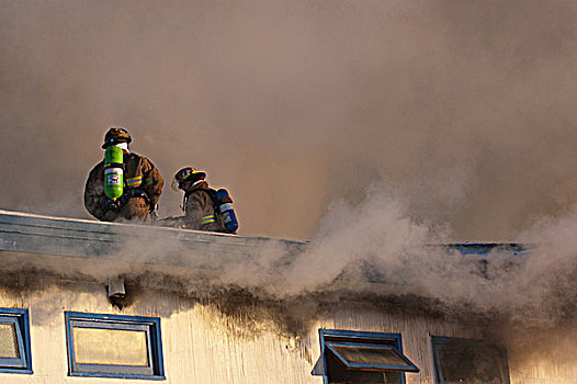 两个,消防队,消防员,站立,屋顶,市区,汽车旅馆,工作,灭火,燃烧,阿拉斯加,冬天