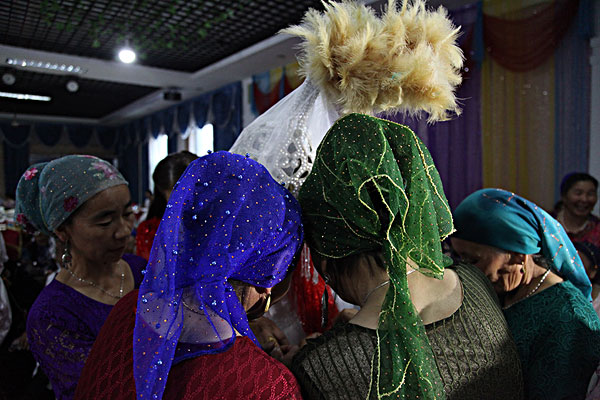 哈萨克族婚礼揭面纱仪式