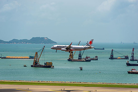 一架越南捷星太平洋航空的客机正降落在香港国际机场