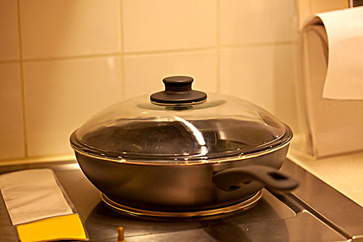 煤气灶上放着一口不锈钢锅