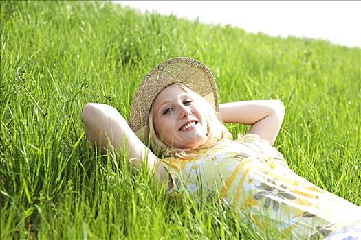 肖像,微笑,金发,女孩,穿,遮阳帽,躺着,草地