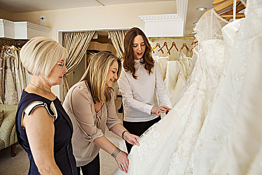 三个女人,客户,两个,零售,顾问,婚纱,店,看穿,选择,长袍