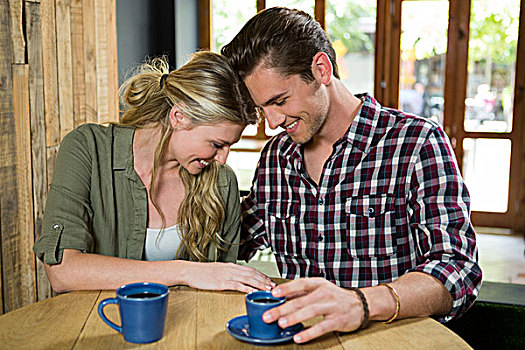 微笑,坐,夫妇,面对面,桌子,咖啡馆,年轻,情侣