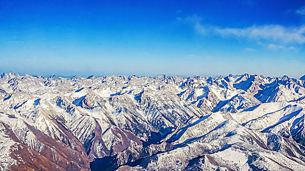 航拍雪山雪景