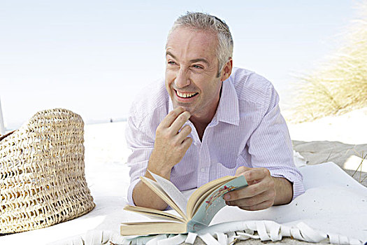 男人,微笑,海滩,卧,书本,头像,读,肖像权