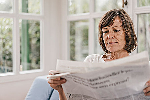 成年,女人,读报