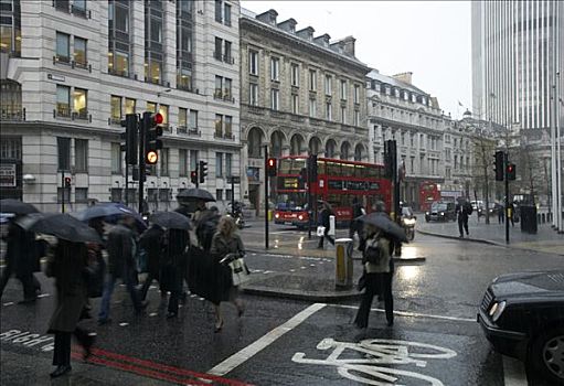 热闹街道,行人,雨,金融区,伦敦,英国