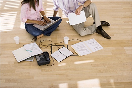 合作伙伴,坐在地板上,办公室,旁侧,地面,文件,女人,使用笔记本