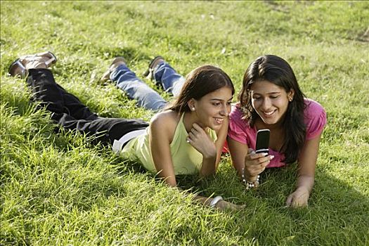 两个,女青年,公园,看,短信