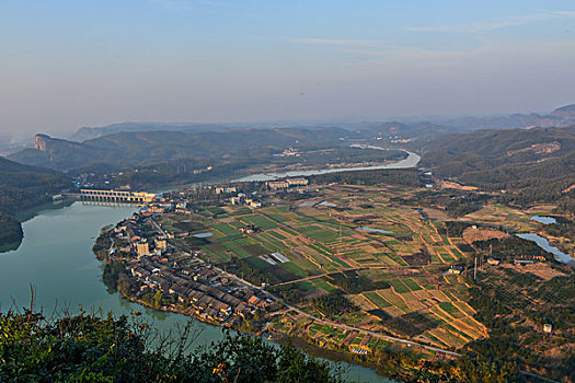 山,丹霞,河流,蓝天,黄昏,大气,田野,水电站,村庄,驴友,旅行,地质公园,丹霞地貌,绿色,灌木,树,草,水潭,素材,平面设计