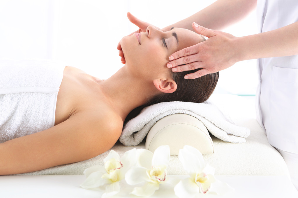 水疗,沙龙 英 文:head massage,attractive brunette woman in spa