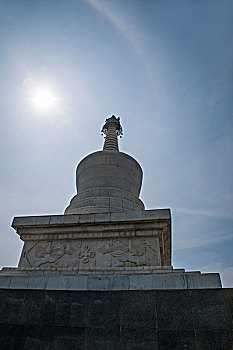查干湖畔著名藏传佛教古刹之一----妙因寺藏式平安白塔