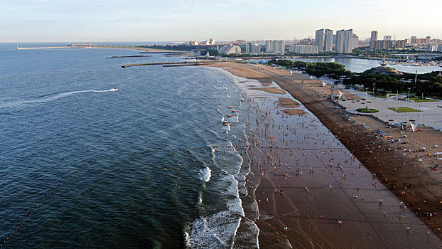 山东省日照市,夏日万平口成欢乐海洋,海水浴场人头攒动游客乐享周末