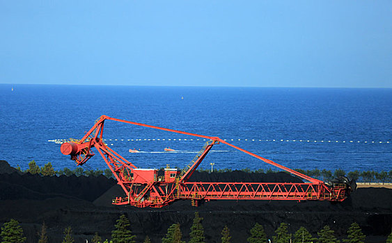 山东省日照市,夏日海滨风景如画,游客坐快艇看大海赏煤海