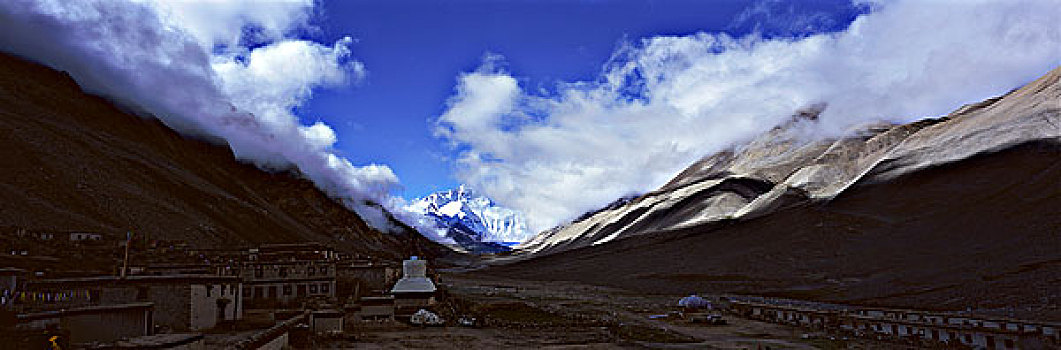 西藏绒布寺珠穆朗玛峰