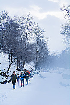 冬天雪地徒步的人群