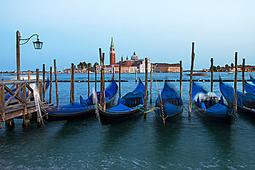 威尼斯傍晚一排整齐的船停靠在港口