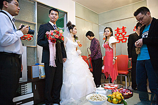 中式婚礼,新郎,新娘,站立,食物,桌上