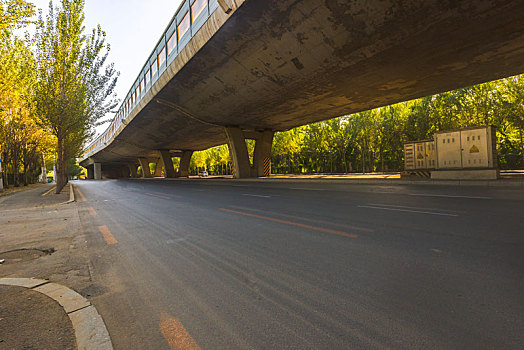 逆光下,立交桥下的沥青道路,汽车广告道路素材