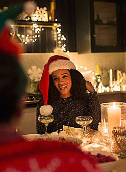 微笑,女人,穿,圣诞帽,烛光,圣诞晚餐,聚会
