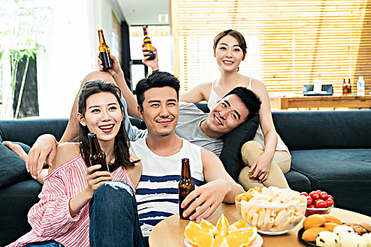 年輕朋友聚會喝啤酒