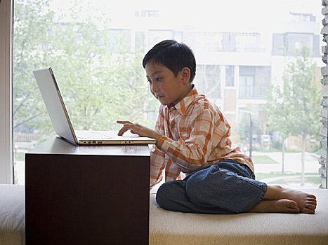 男孩,坐,笔记本电脑,正面,大窗,微笑