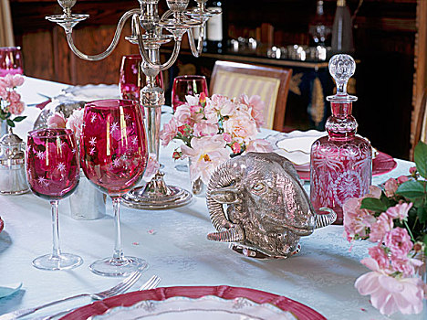 特写,传统,红色,餐厅,桌子,社交,桌面布置,玻璃器皿,银,烛台