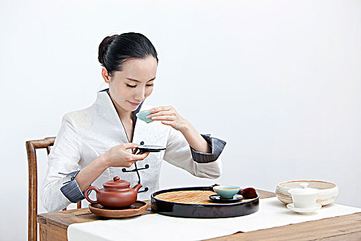 中国女性茶艺师做茶艺
