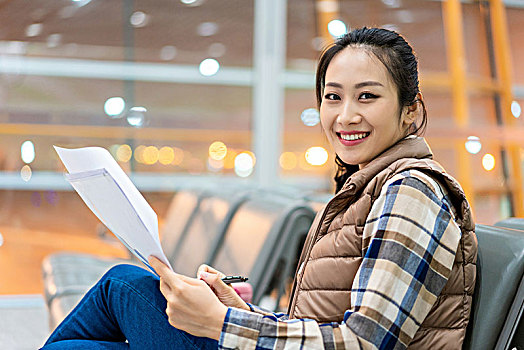 年轻女子在机场