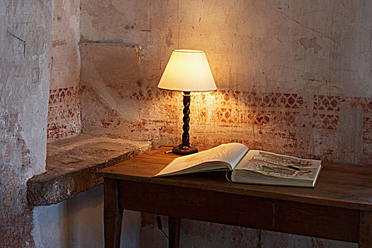 台灯,翻书,木桌子,墙壁,衰败,图案