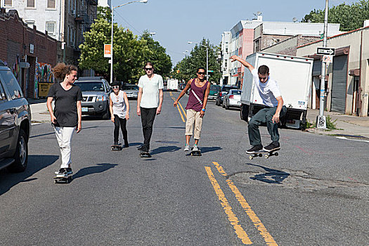 玩滑板,城市街道