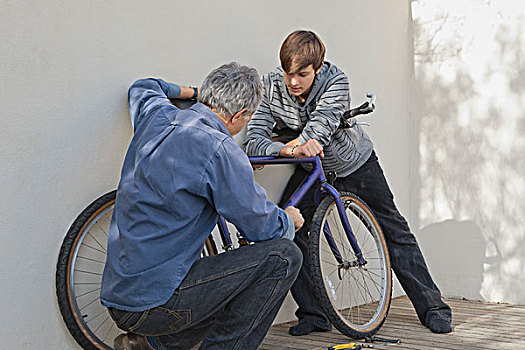 父亲,帮助,儿子,修理,自行车
