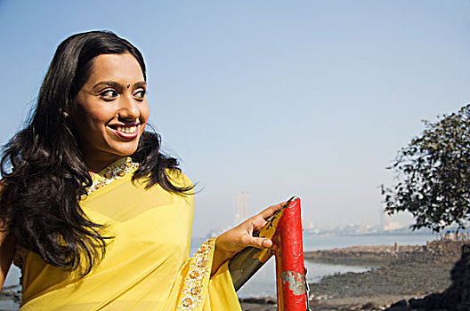 女人,站立,靠近,海滩,孟买,马哈拉施特拉邦,印度