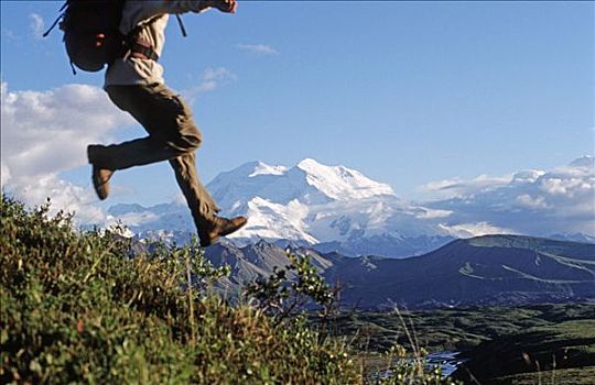 男人,下坡,远足,正面,山,麦金利山,德纳里峰国家公园,阿拉斯加