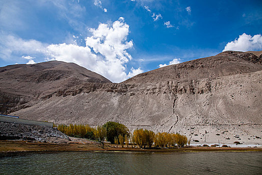 塔什库尔干河谷五宗塔格村边的天然小池塘