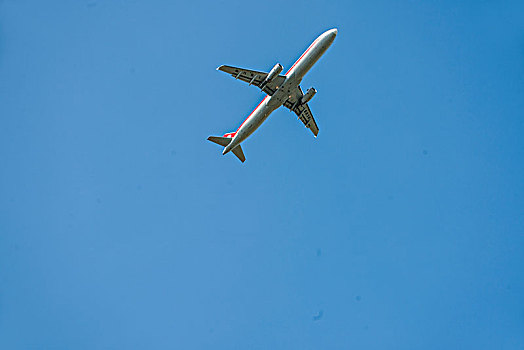 四川航空的飞机正从重庆江北机场起飞